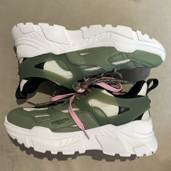 Rare Essentiels Antwerp sneakers size 39 euro size 8 US. Excellent condition. - Picture 4 of 6